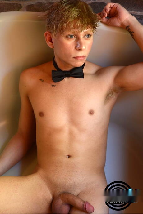 Młody Amerykanin Daniel Hausser rozbiera się i pokazuje jędrne pośladki