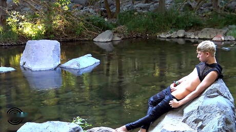 Amerykański młodzieniec Daniel Hausser pokazuje piękne ciało na zewnątrz