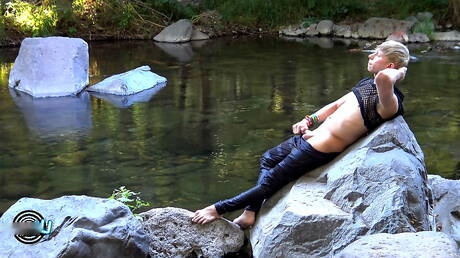 Amerykański młodzieniec Daniel Hausser pokazuje piękne ciało na zewnątrz