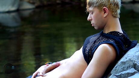 Amerykański młodzieniec Daniel Hausser pokazuje piękne ciało na zewnątrz