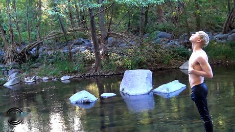Amerykański młodzieniec Daniel Hausser pokazuje piękne ciało na zewnątrz