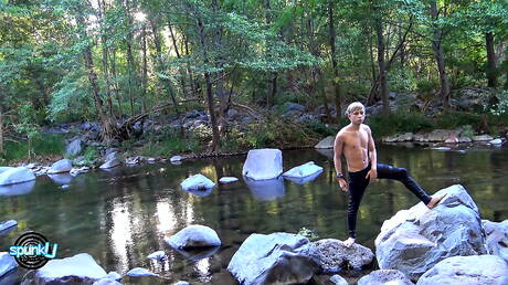 Amerykański młodzieniec Daniel Hausser pokazuje piękne ciało na zewnątrz