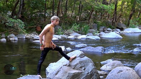 Amerykański młodzieniec Daniel Hausser pokazuje piękne ciało na zewnątrz