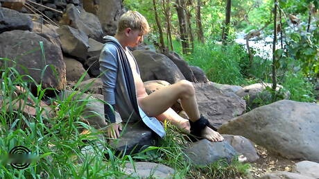 American twink Daniel Hausser shows a beautiful body outside