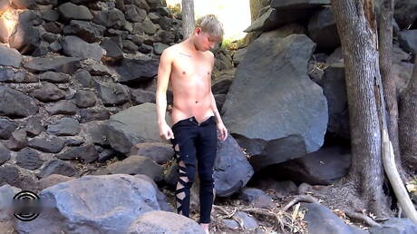 Amerykański młodzieniec Daniel Hausser pokazuje piękne ciało na zewnątrz