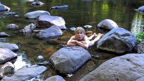 Amerykański młodzieniec Daniel Hausser pokazuje piękne ciało na zewnątrz