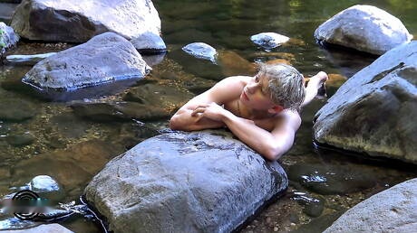 Amerykański młodzieniec Daniel Hausser pokazuje piękne ciało na zewnątrz