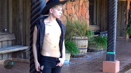 Amerykański młodzieniec Daniel Hausser pokazuje piękne ciało na zewnątrz