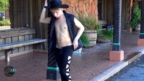 Amerykański młodzieniec Daniel Hausser pokazuje piękne ciało na zewnątrz