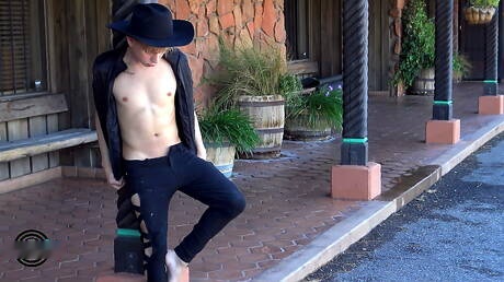 Amerykański młodzieniec Daniel Hausser pokazuje piękne ciało na zewnątrz