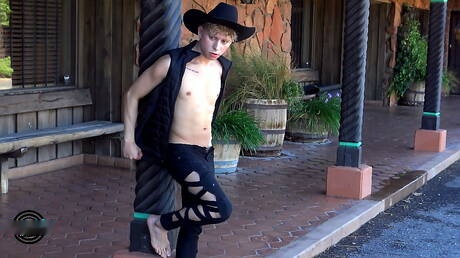 Amerykański młodzieniec Daniel Hausser pokazuje piękne ciało na zewnątrz