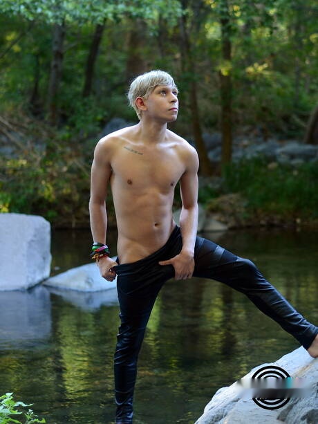 Amerykański młodzieniec Daniel Hausser drażni swojego penisa w wannie