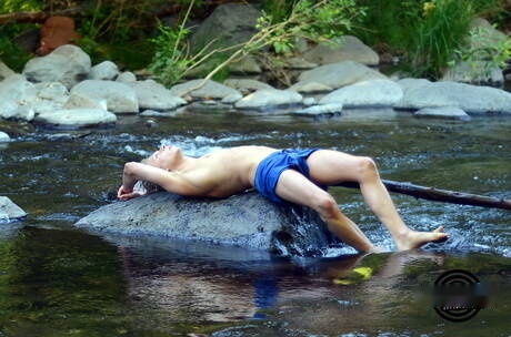 Amerykański młodzieniec Daniel Hausser drażni swojego penisa w wannie