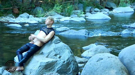 Amerykański młodzieniec Daniel Hausser drażni swojego penisa w wannie