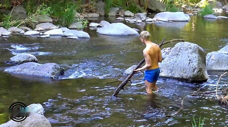 Amerikaanse twink Daniel Hausser plaagt zijn pik in bad