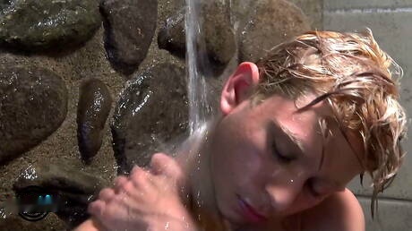 Amerykański młodzieniec Daniel Hausser drażni swojego penisa w wannie