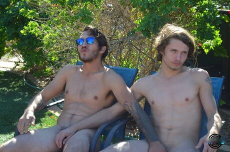 El semental Jizzy Mcbone, también conocido como Rod Evans, y el supersemental Derrick Dickem se hacen una paja en la piscina