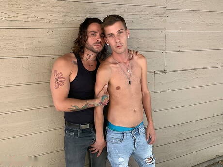 Der Muskelprotz Lukas Cipriani und der starke Mann Drew Baldwin in einer Blowjob-Szene