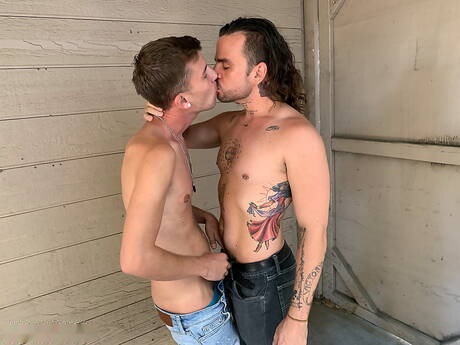 Der Muskelprotz Lukas Cipriani und der starke Mann Drew Baldwin in einer Blowjob-Szene