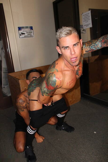 Arturo Santos et Archer Croft, deux Américains costauds, se livrent à une scène homosexuelle torride.