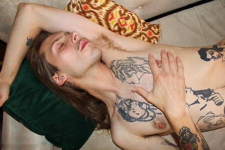 Il giovane ragazzo Jacob Fisher si masturba il cazzo