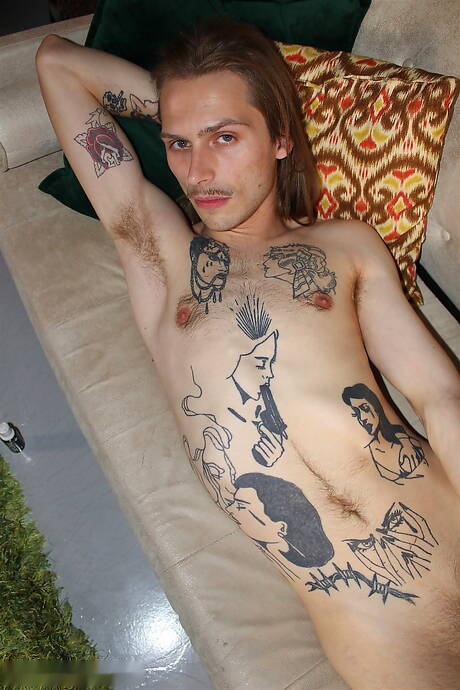 Il giovane ragazzo Jacob Fisher si masturba il cazzo