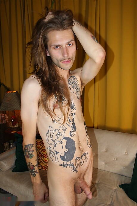 Il giovane ragazzo Jacob Fisher si masturba il cazzo