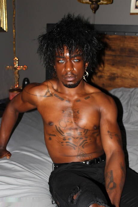 Alterna Dudes: Ebony strongman Jordan Jameson and young Rave fuck ass after sucking