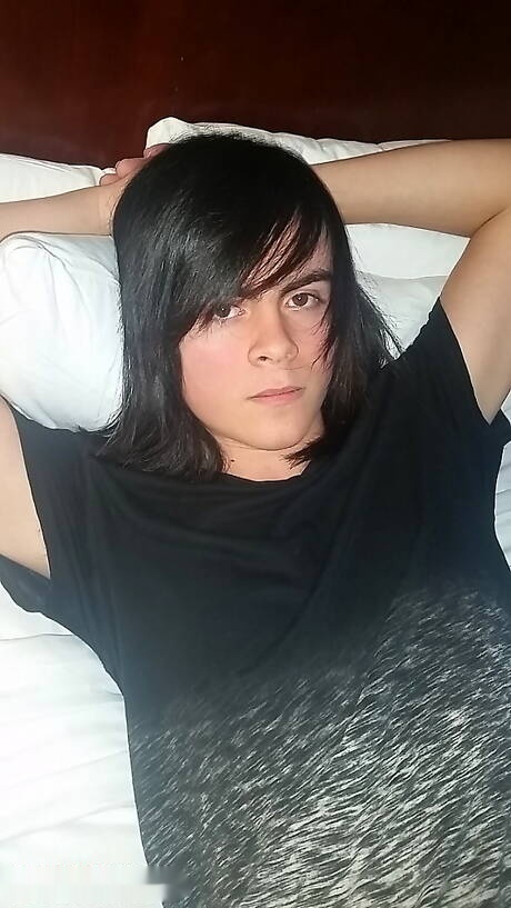 Alterna Dudes: Husky guy Declan playing with cock