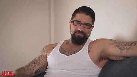 Der muskulöse Kanadier Ryan Bones beim Wichsen