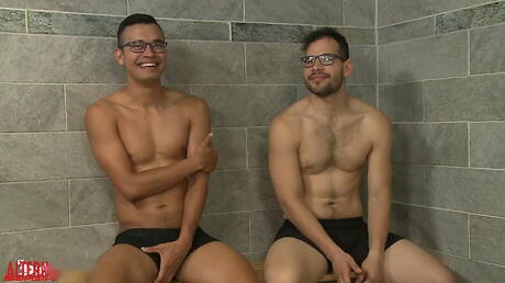 Heiße amerikanische Typen, der heiße Twink Mike Lobo und der haarige Hengst Angel Ventura ficken in den Arsch, nachdem sie in einer heißen Dusche einen Schwanz gelutscht haben