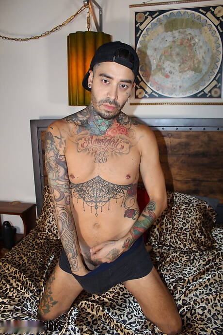 Il muscoloso Zack Mint mostra un corpo perfetto