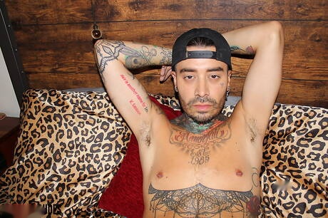 Il muscoloso Zack Mint mostra un corpo perfetto