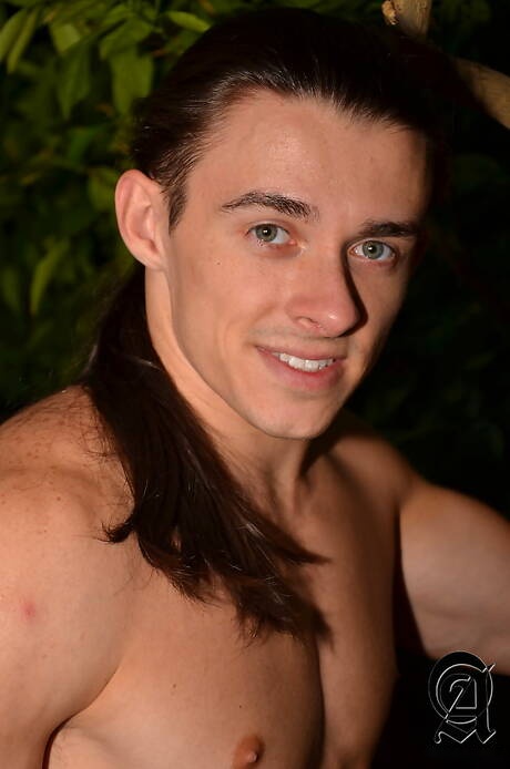 Der starke Mann Rock Wood posiert nackt und zeigt einen schönen Hintern unter der Dusche