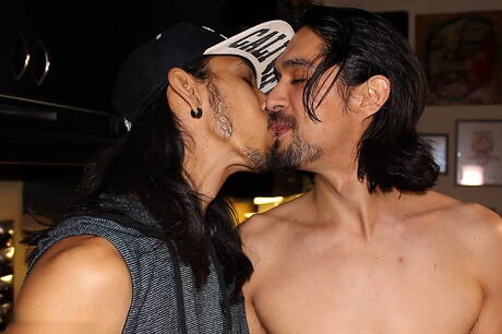 Latino-Hengst Maxx Stoner und Superhengst Rave in Blowjob-Szene