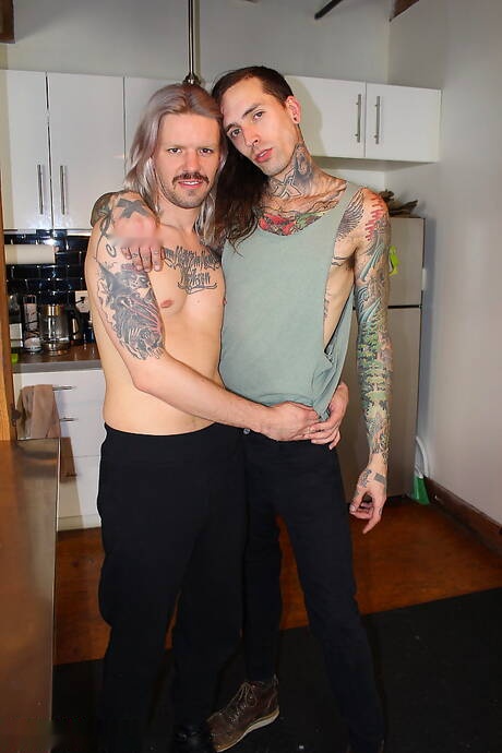 Due ragazzi americani, il bellissimo ragazzo Murphy Maxwell e il twink Ruckus, si succhiano e si scopano a vicenda