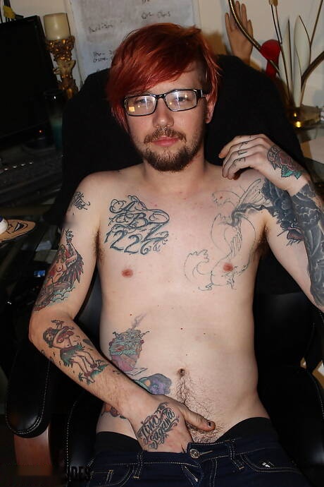 Il giovane Hazy Mazy si masturba il cazzo