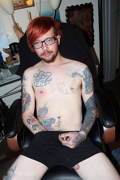 Il giovane Hazy Mazy si masturba il cazzo