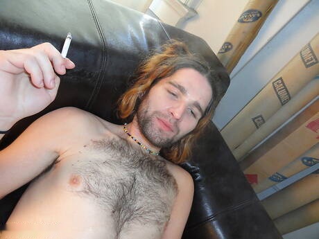 粗壯的傢伙 Merdoc 戲弄他的雞巴