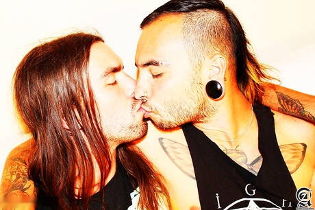 Il muscoloso Israel Oka e il ragazzo americano Murphy Maxwell si scopano il culo dopo un pompino sotto la doccia calda