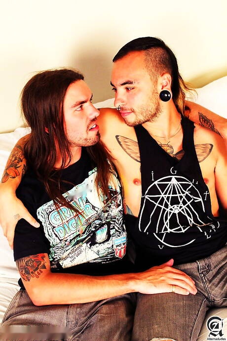 Il muscoloso Israel Oka e il ragazzo americano Murphy Maxwell si scopano il culo dopo un pompino sotto la doccia calda