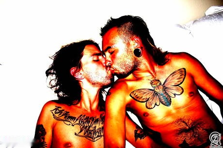 Il muscoloso Israel Oka e il ragazzo americano Murphy Maxwell si scopano il culo dopo un pompino sotto la doccia calda