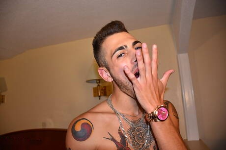 Il bel ragazzo americano Ari Nucci stuzzica il suo cazzo