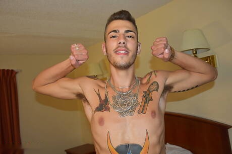 Il bel ragazzo americano Ari Nucci stuzzica il suo cazzo