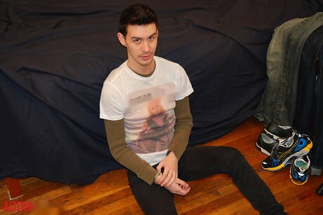 若い男アンドリューがチンポで遊んでいる