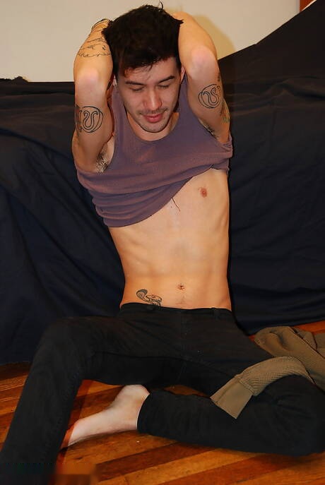 若い男アンドリューがチンポで遊んでいる