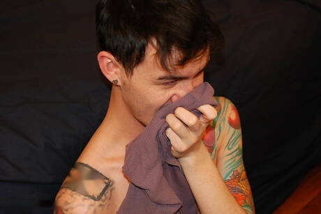 若い男アンドリューがチンポで遊んでいる