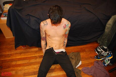 若い男アンドリューがチンポで遊んでいる