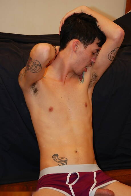 若い男アンドリューがチンポで遊んでいる