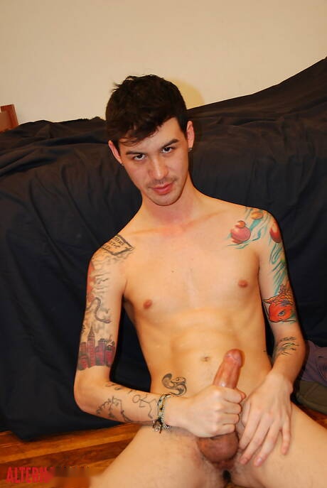 若い男アンドリューがチンポで遊んでいる